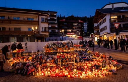 Vor der Bar in Crans-Montana, in der das Unglück geschah, brennen Trauerkerzen. Auch Rotary zeigt sich solidarisch